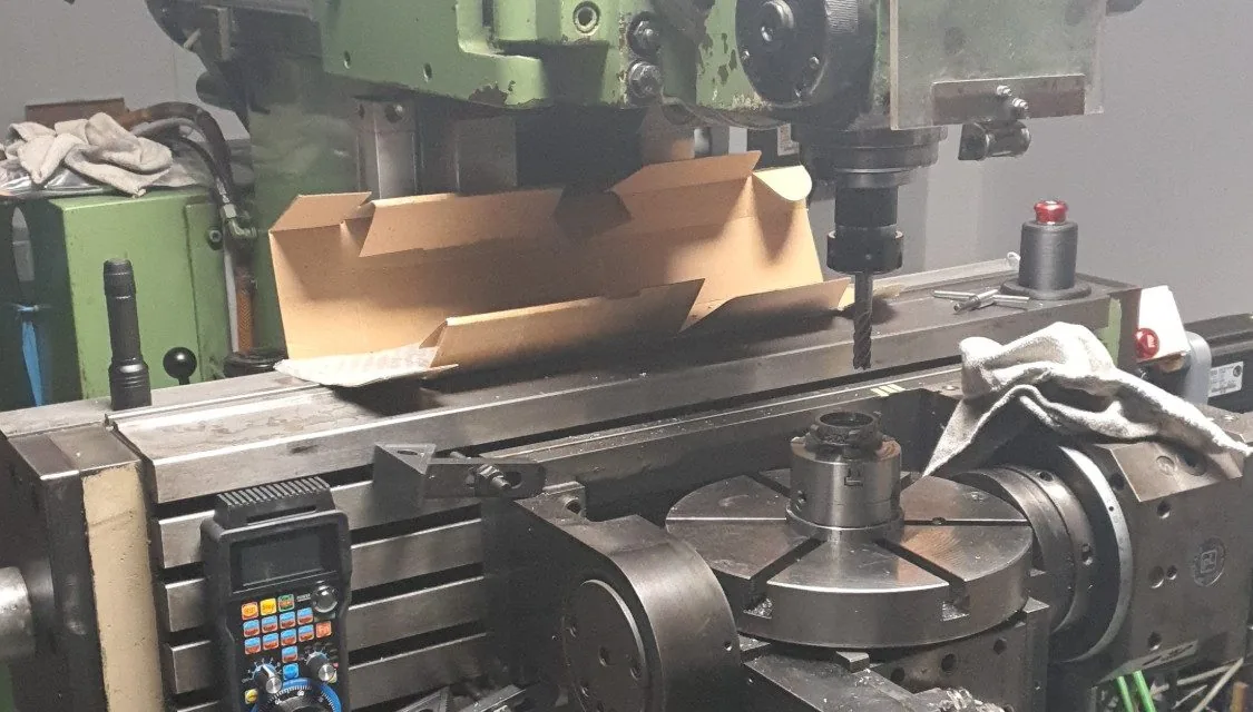 Umgebaute Fräsmaschine mit Servomotoren und schwenkbarem Rundtisch