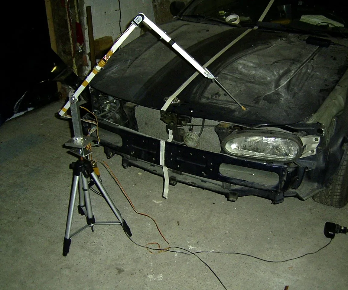 Selbst gebauter Gelenkarm mit drei Drehgebern im Einsatz an einer Fahrzeugfront, 2008