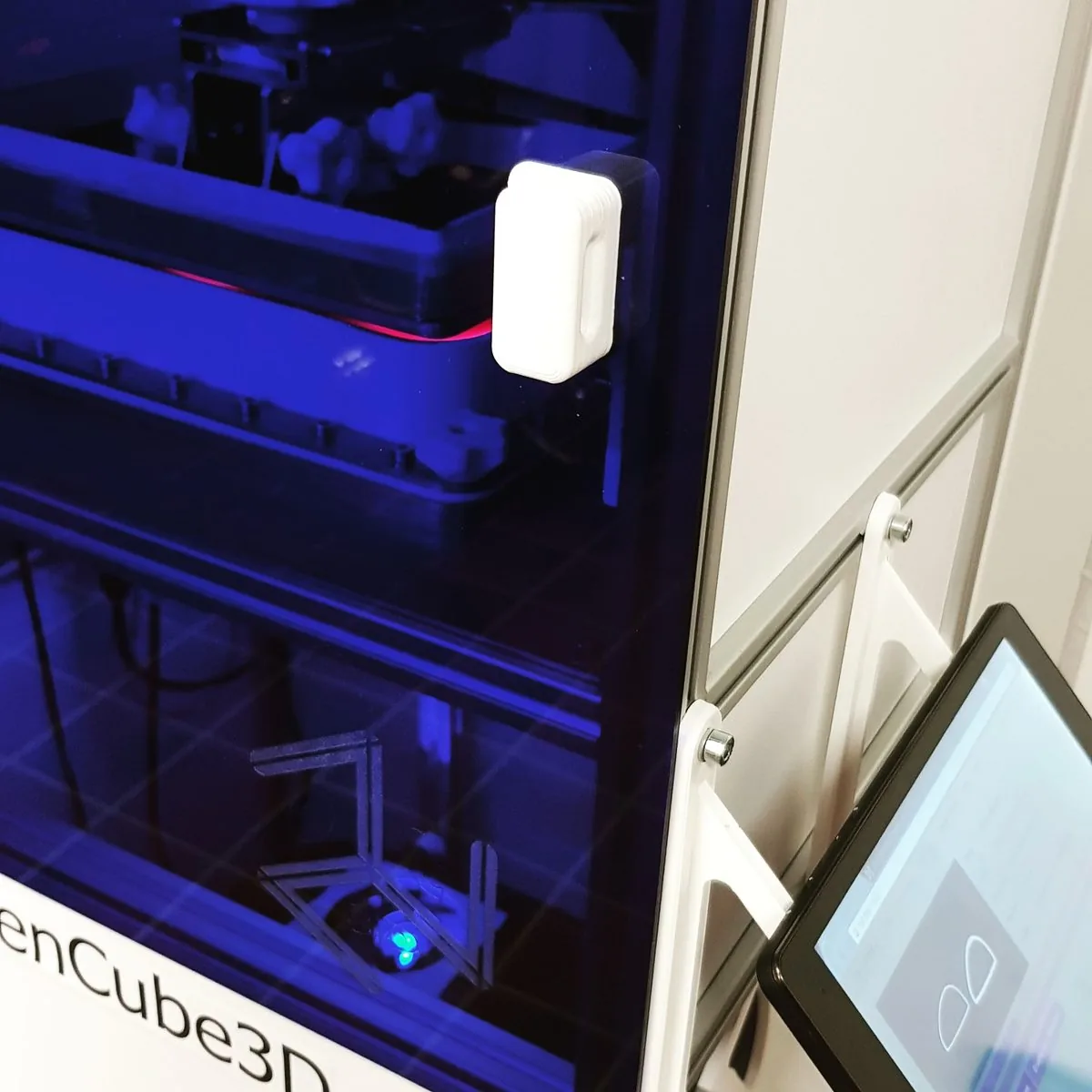 Der Harzdrucker in Betrieb: UV-Belichtung einer Schicht, Steuerung per Touchscreen